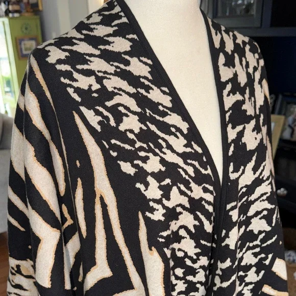Chico's Black and Cream Patterned Wrap - Picture 4 of 9